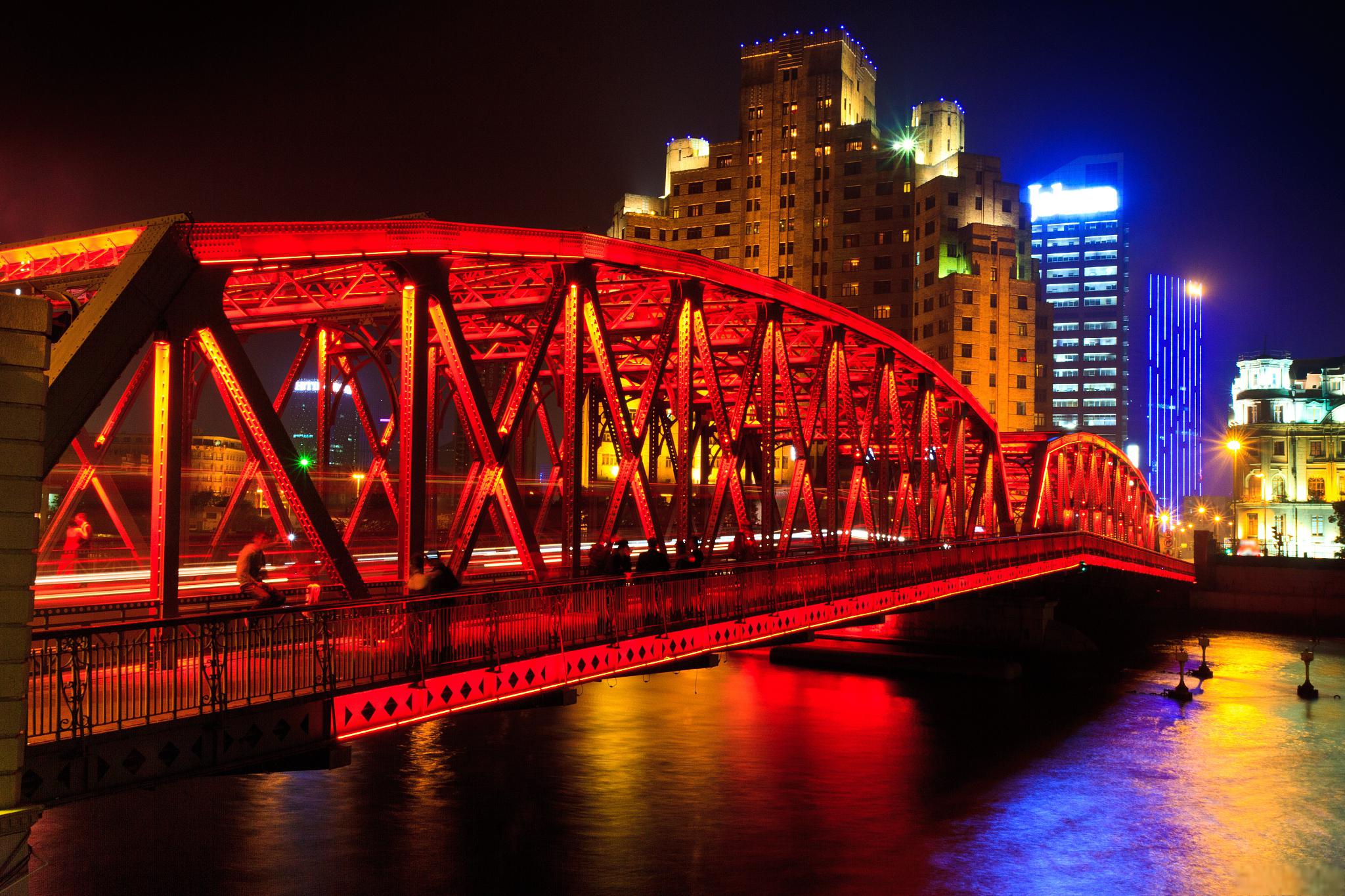 上海外滩,穿越时光的城市窗口 上海外滩坐落于上海市中心黄浦区,紧邻