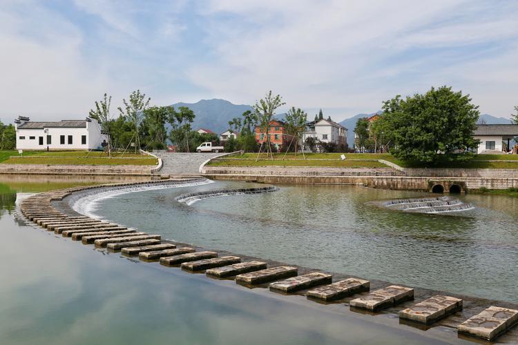 安地岩头村旅游攻略 安地岩头村是一个备受游客喜爱的旅游胜地,其独特