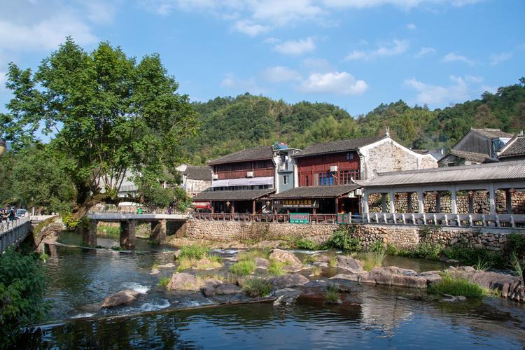 安地岩头村旅游攻略 安地岩头村是一个备受游客喜爱的旅游胜地,其独特