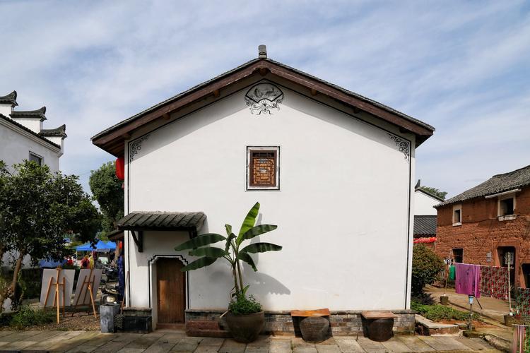 安地岩头村旅游攻略 安地岩头村是一个备受游客喜爱的旅游胜地,其独特