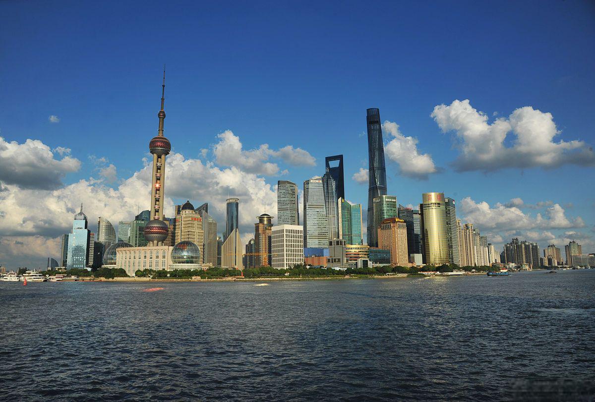 上海外滩是上海的标志性景点之一,也是游客们来到上海必去的地方之一