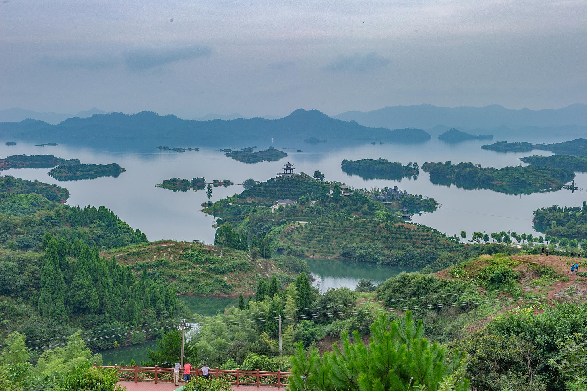 千岛湖旅游攻略 千岛湖,位于中国浙江省杭州市淳安县境内,是中国著名