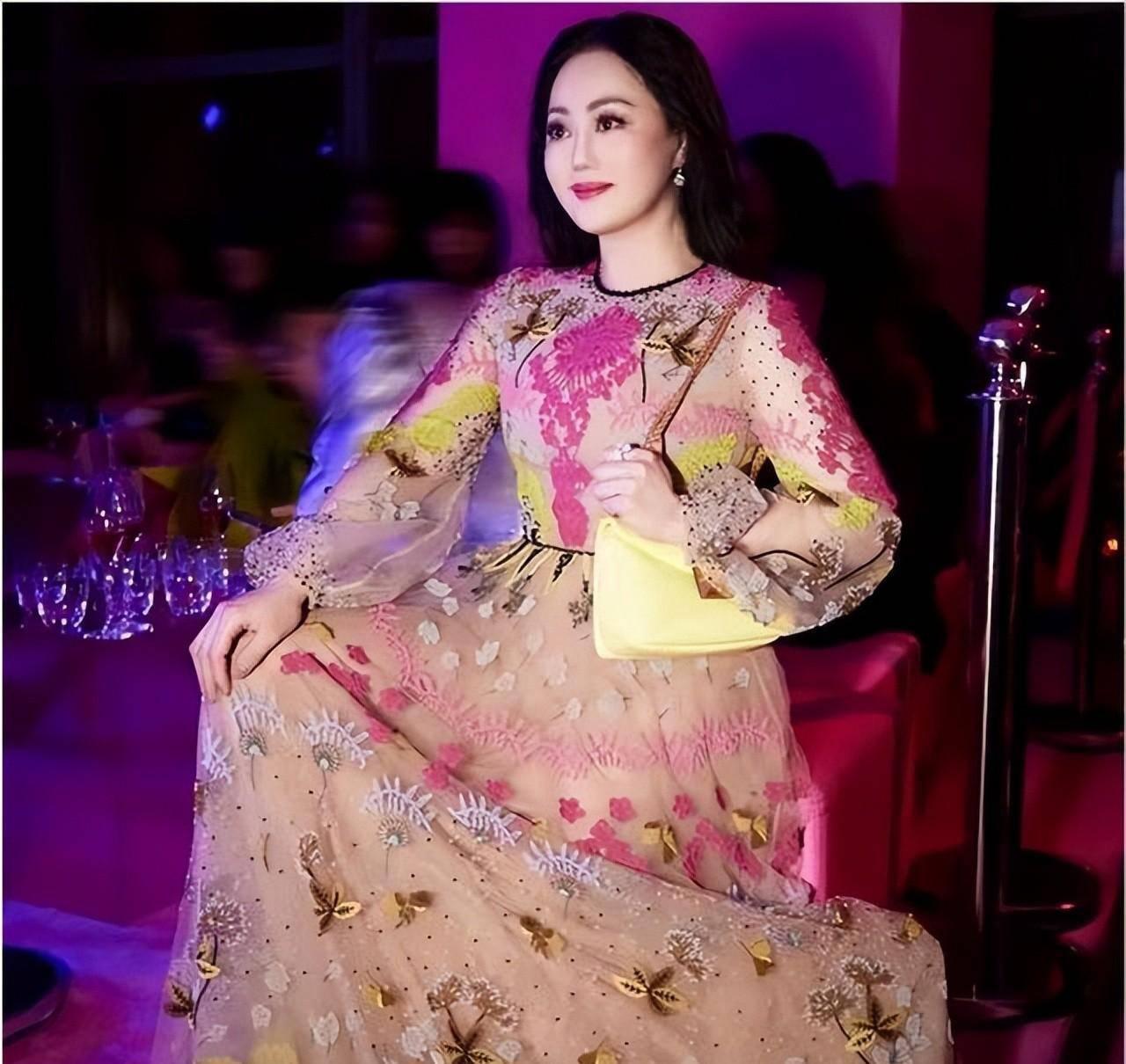 章小蕙:名媛范儿 章小蕙身穿碎花长裙,凸显了她的圆润身材和高雅气质