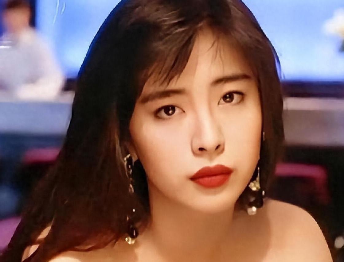 王祖贤:优雅地到老 王祖贤的高挑气质和穿搭风格让人难以忘怀,她向