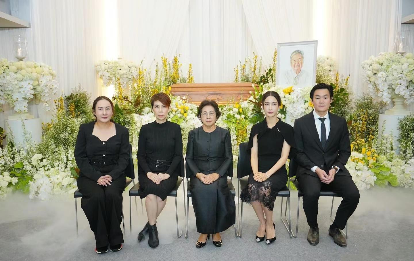 妆容精致气质不凡 泰国女星taew参加男友父亲的葬礼,身穿黑色上衣和