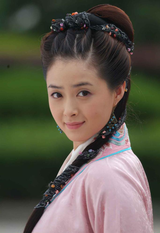 蒋欣:40岁无人敢娶的人 蒋欣,童星出身,凭借出众的演技塑造了一个个让