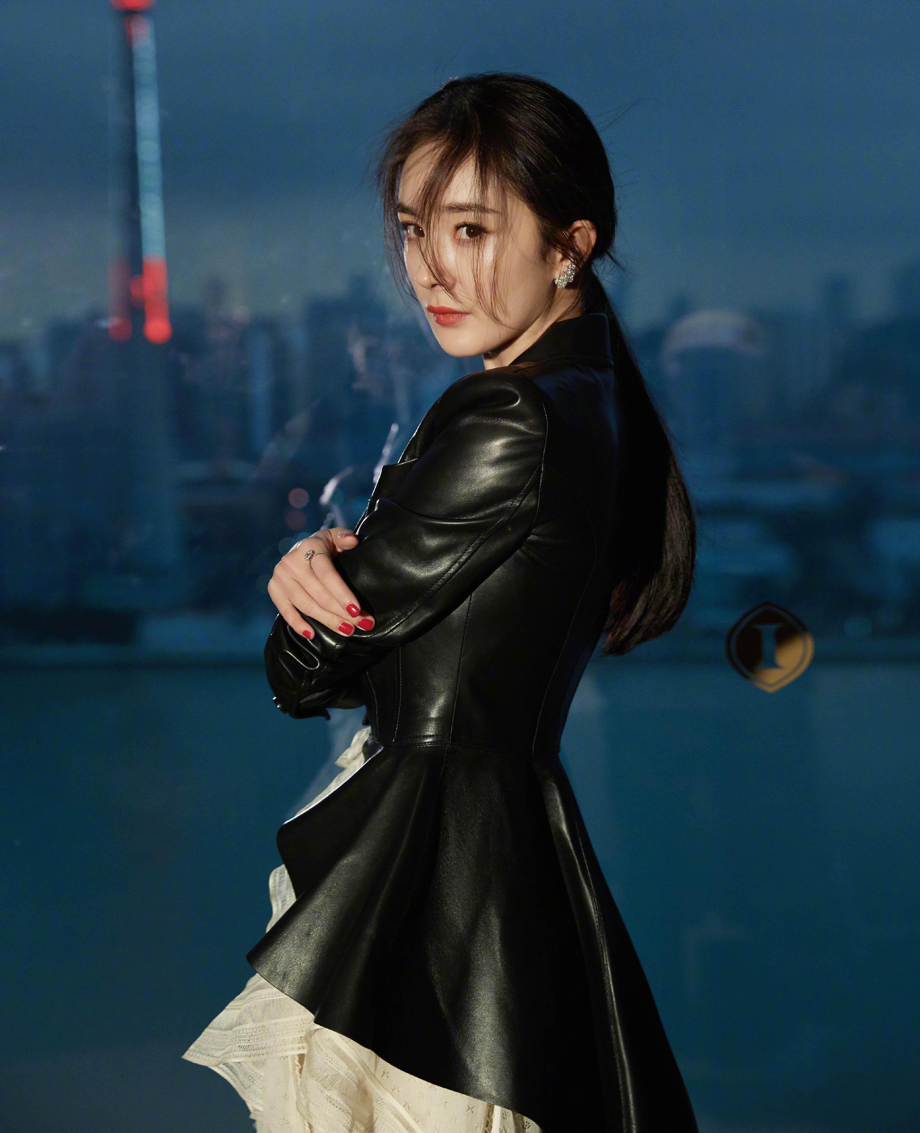 杨幂:气质开挂的黑色穿搭 杨幂的黑色皮衣和黑色裤子的搭配再次展现了