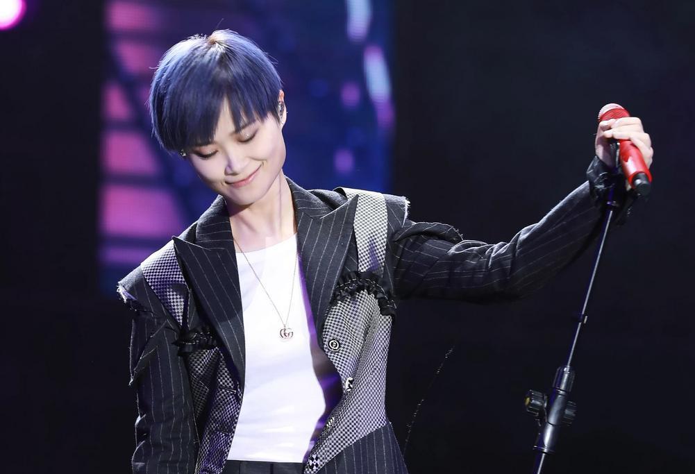 李宇春:坚守自我,成就独特人生 2005年,李宇春凭借独特的魅力和才华