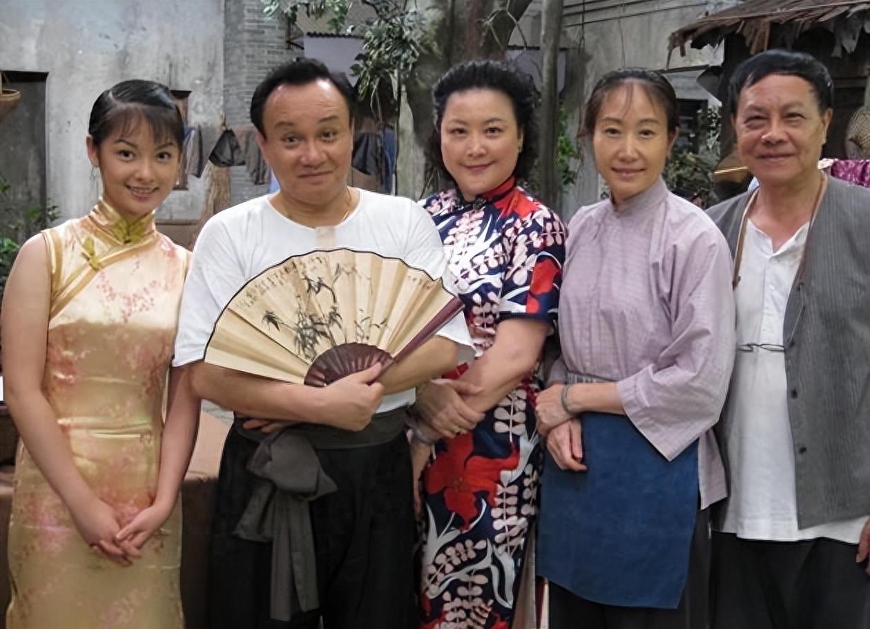 黄伟香:《七十二家房客》中的八姑 黄伟香在《七十二家房客》中成功
