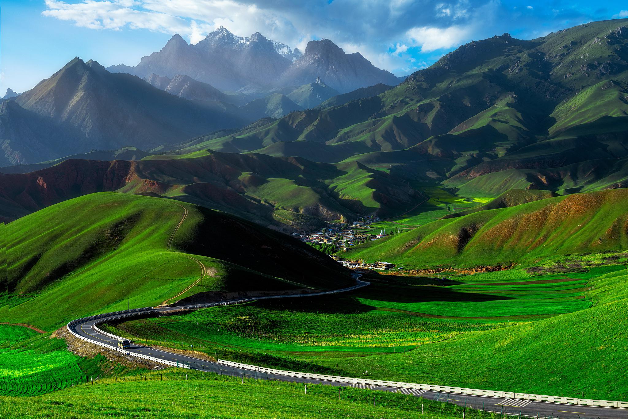 祁连山三大景点 祁连山,这座古老而神秘的山脉,横亘在中国的西北部.