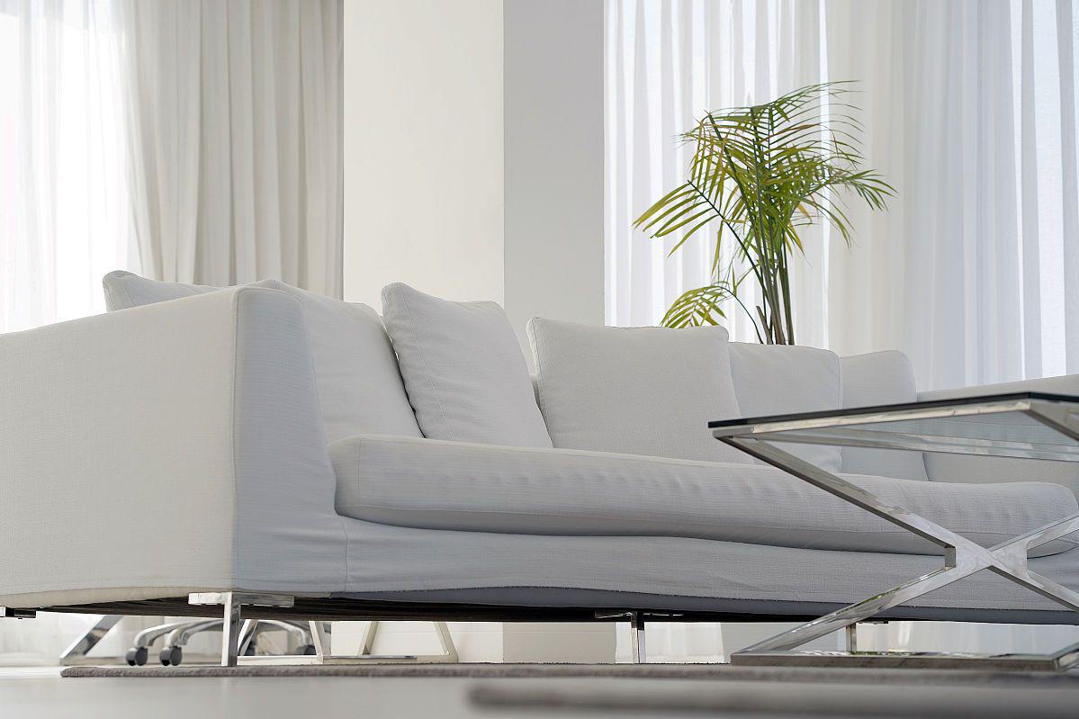 奶白色沙发怎么搭配沙发垫 奶白色沙发是家居中常见的颜色选择,它优雅
