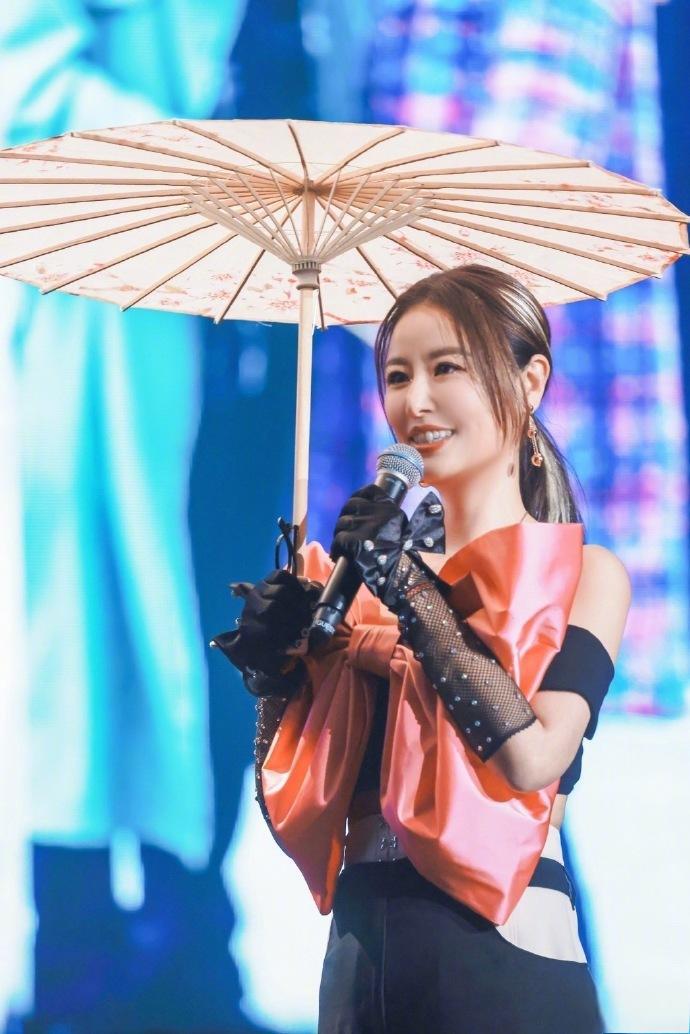 担心网络暴力 林心如在采访中透露,女儿小海豚的神韵和个性更像霍建华