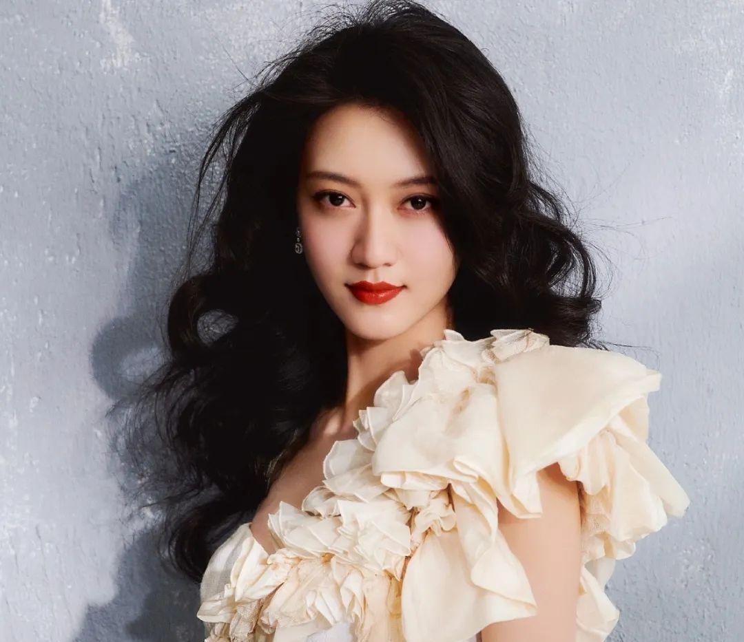 逯恣祯是一位身材高挑的女演员,长相与景甜相似,被誉为大美女.