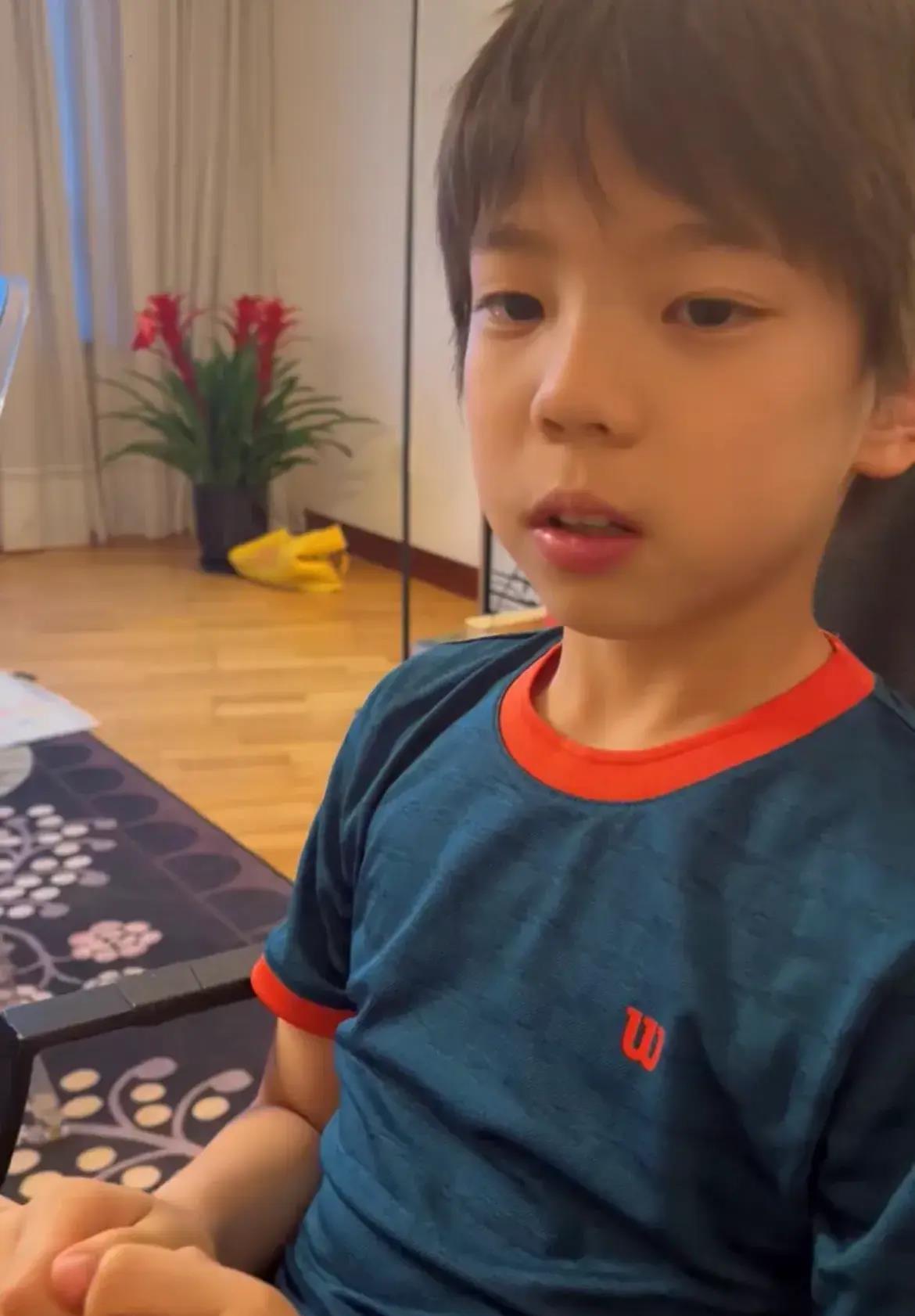 嗯哼:很乖,很可爱,举止有礼的宝宝 嗯哼身穿深色牛仔外套和白色衬衫