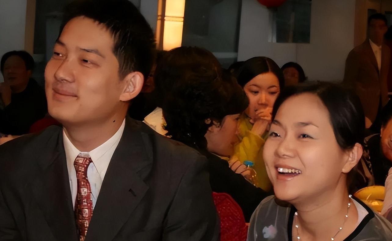 常昊执意要娶大8岁师姑为妻 1999年,常昊与张璇举办了一场婚礼,地点在