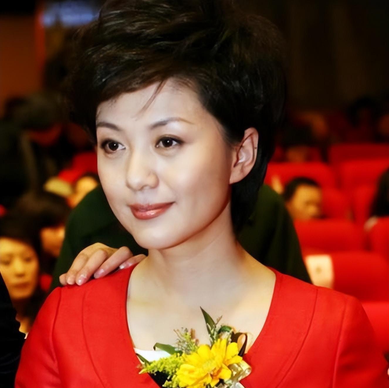 嫁大11岁清华教授的美女主持海霞,结婚23年幸福如初 央视资深主播海霞