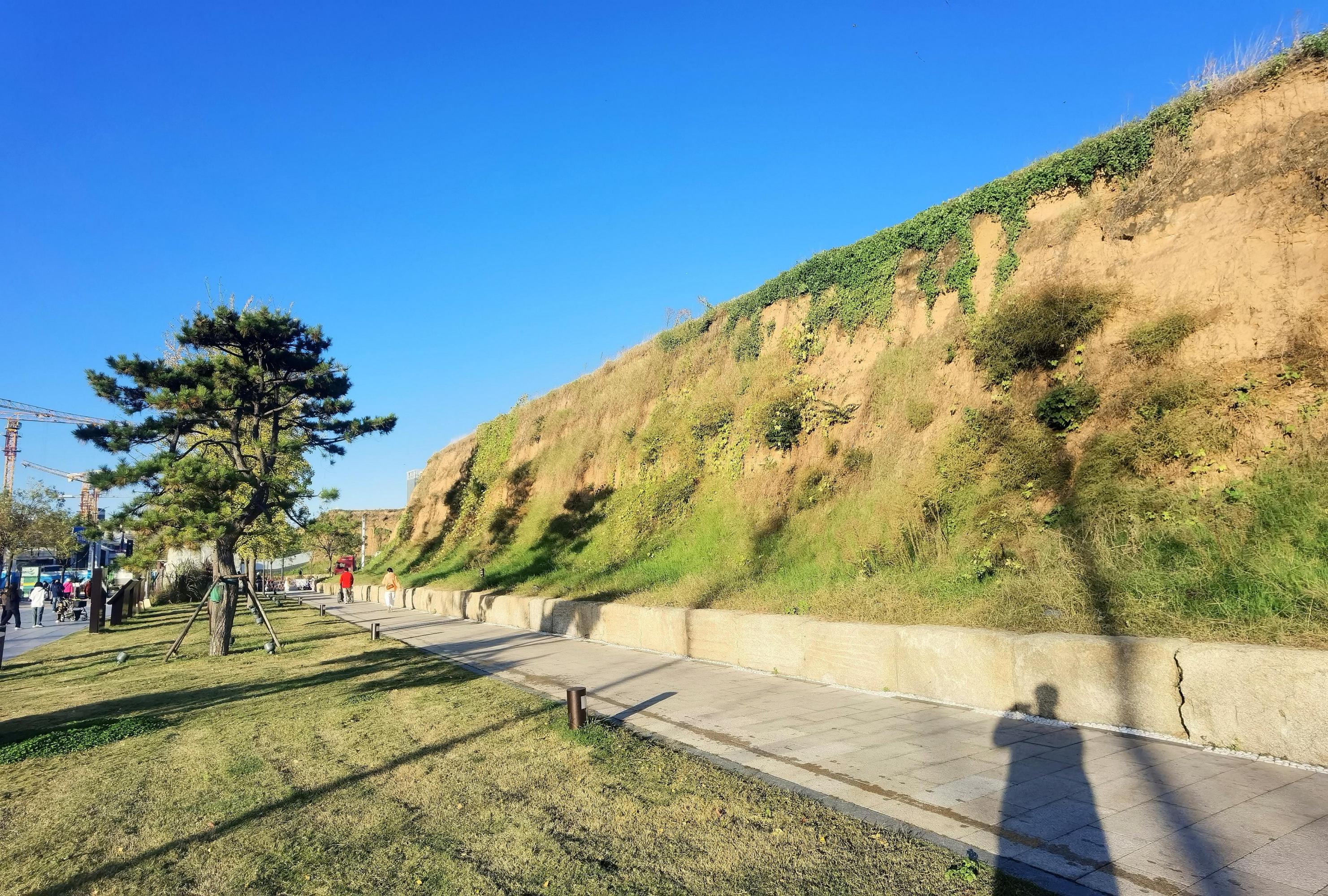 郑州商都遗址公园 郑州商城已有3600多年的历史,是商王朝的第一个都城