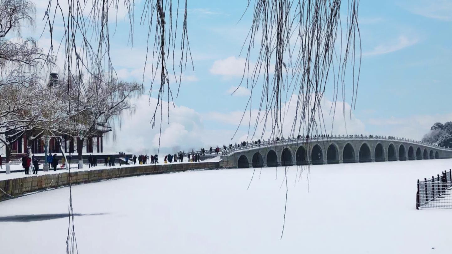 飘雪,让人感受到的美和温度 初冬的北京,大雪纷飞,映衬着这座古老城市