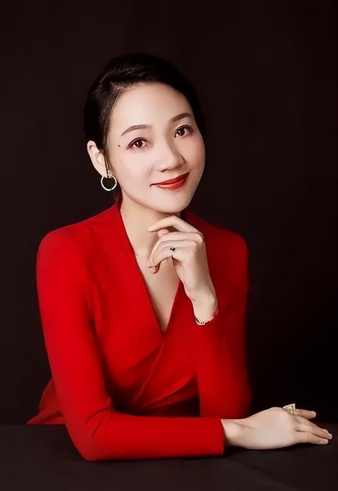 嫁给神秘老公生下三个孩子,50岁宛如少女 周群,安徽卫视的一姐,主持人