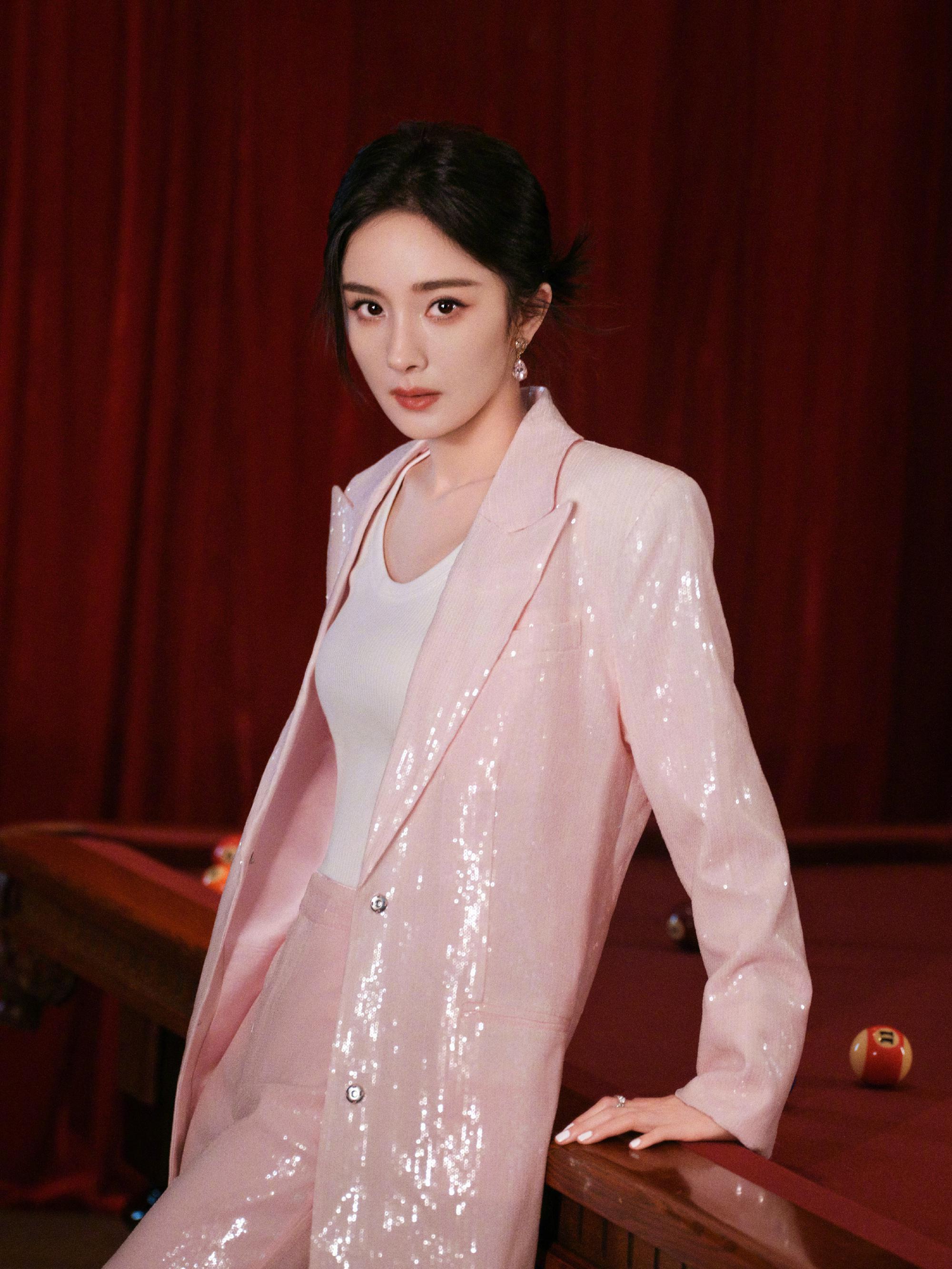 杨幂全粉亮片西装套装:又甜又飒的魅力 杨幂最近的着装真是让人眼前一