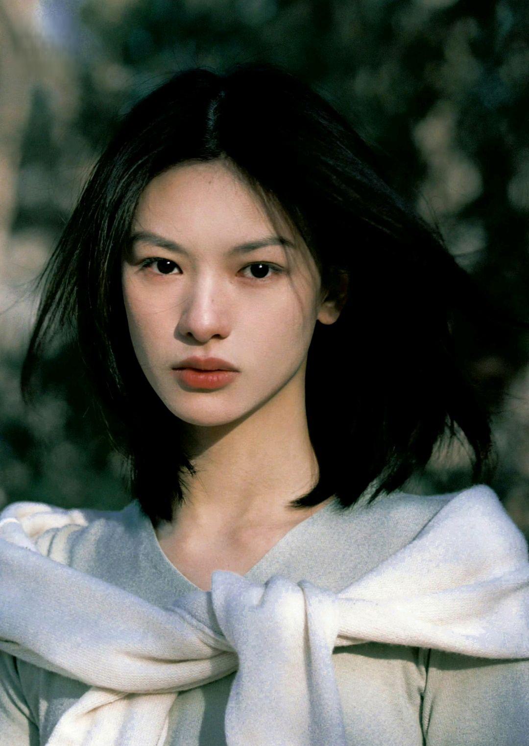邱天:美丽的文艺气质 邱天,1999年出生于重庆市,现就读于北京电影学院