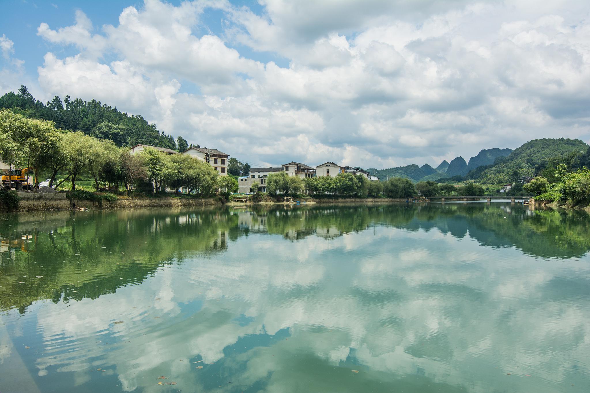 兴仁镇旅游攻略 兴仁镇,一个拥有着悠久历史和丰富文化底蕴的小镇,以