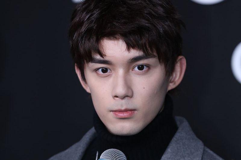 吴磊拒绝合影事件 吴磊在公园里骑着自行车,一些粉丝看到后便要求合影