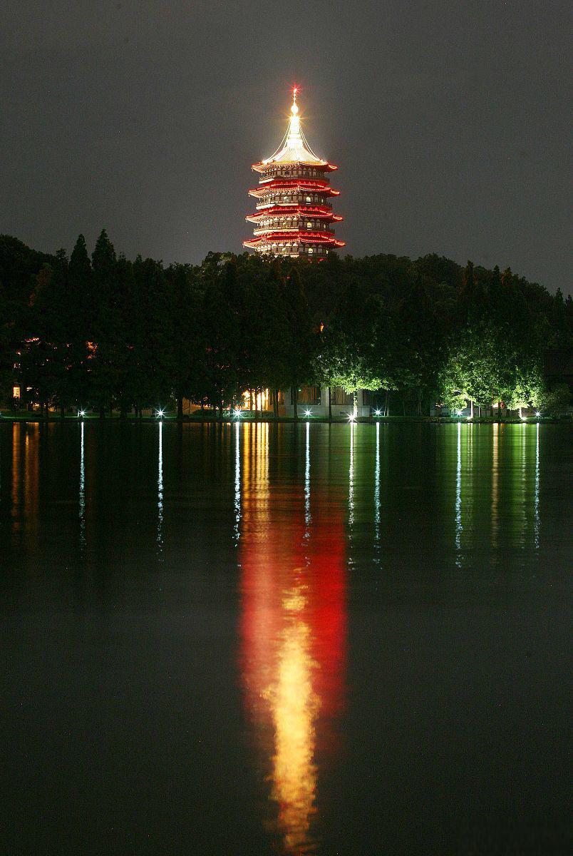 西湖的夜景非常美,让人仿佛置身于一幅画中.