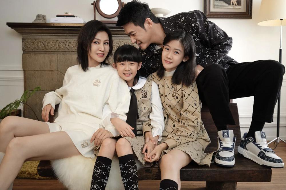 陆毅一家四口同框显温馨 10月27日,陆毅在社交媒体上晒出一家四口的