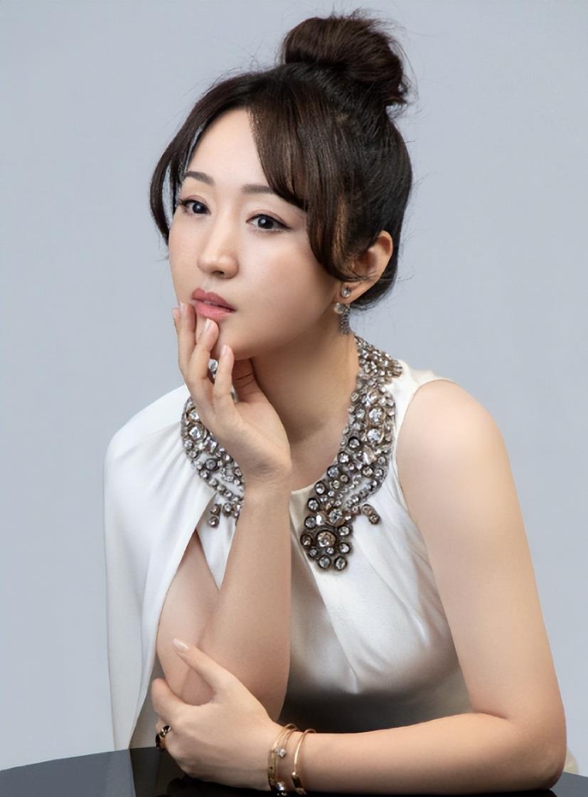 52岁杨钰莹的时装周状态 杨钰莹在深圳时装周上的状态引起了网友的