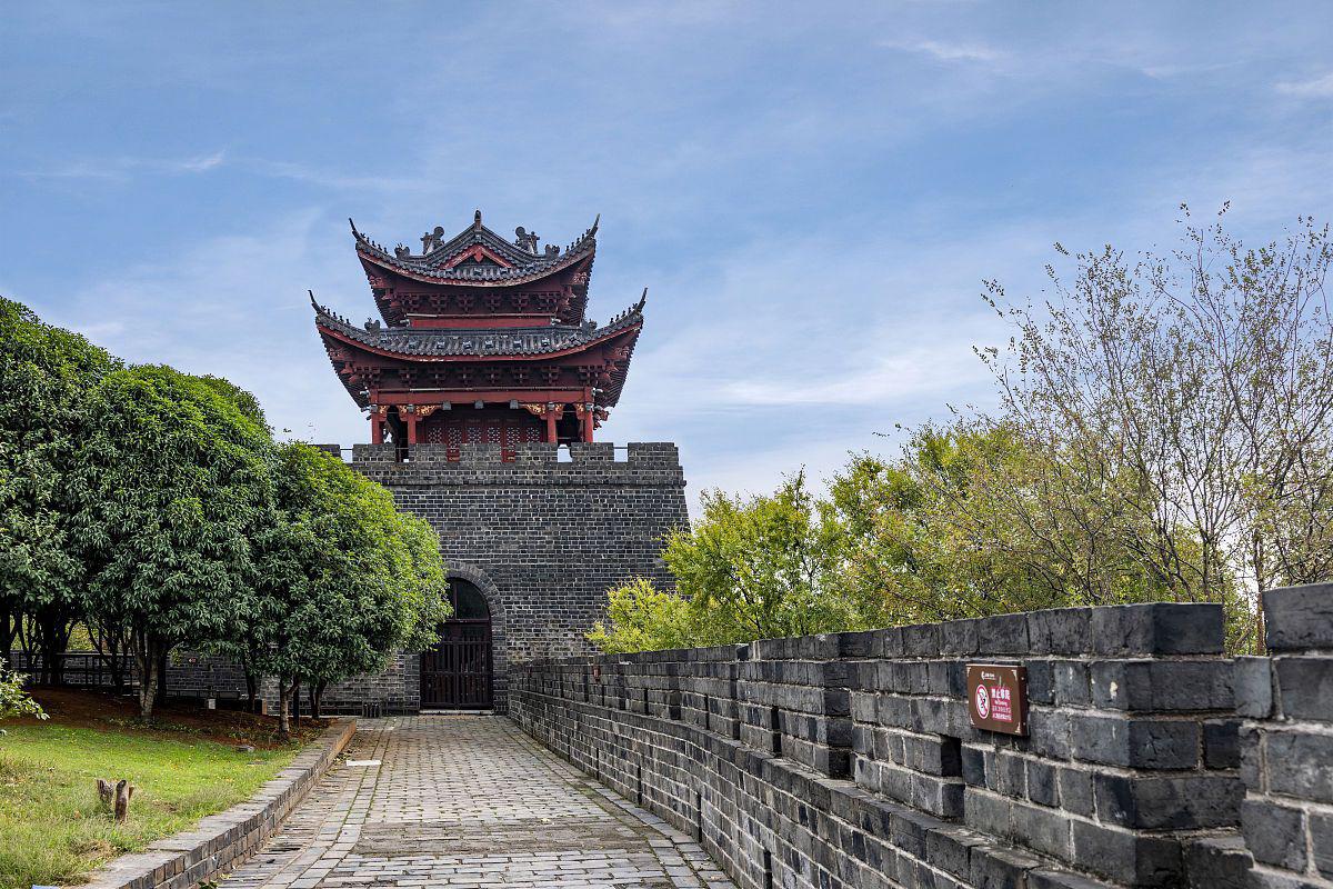 襄阳旅游景点推荐 襄阳是一个历史悠久,文化底蕴深厚的城市,拥有许多