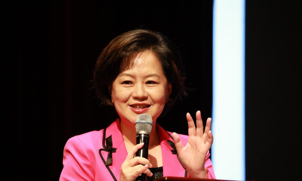 鞠萍:从童年到成熟 鞠萍是一位备受人们喜爱的央视主持人,她的童年