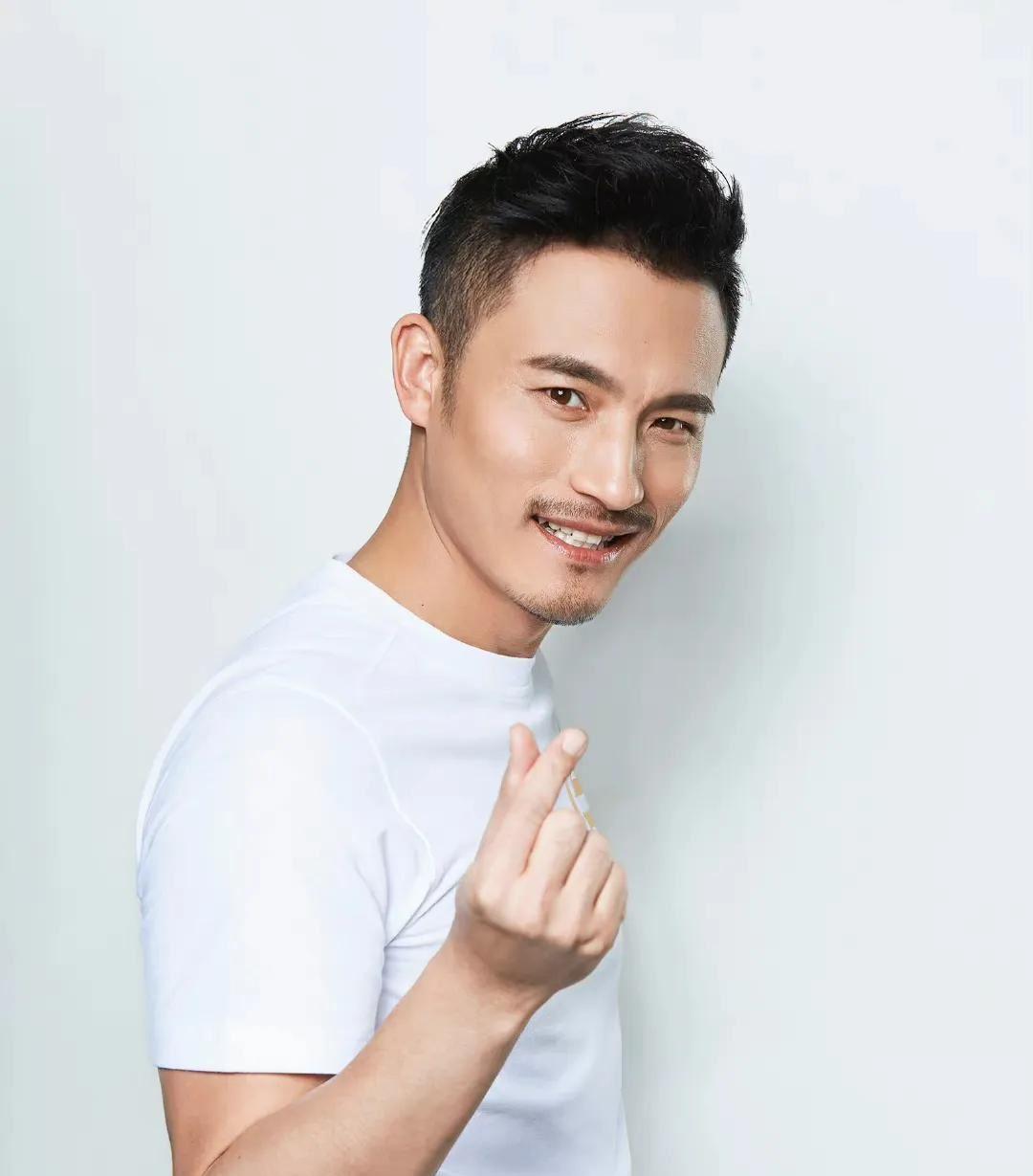 演员耿乐:追梦路上的幸福 耿乐是一位年轻而才华横溢的艺术家,他在