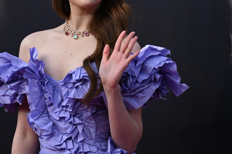 刘亦菲穿粉色羽毛裙似孔雀公主仙女下凡盘发造型温婉动人 刘亦菲身穿