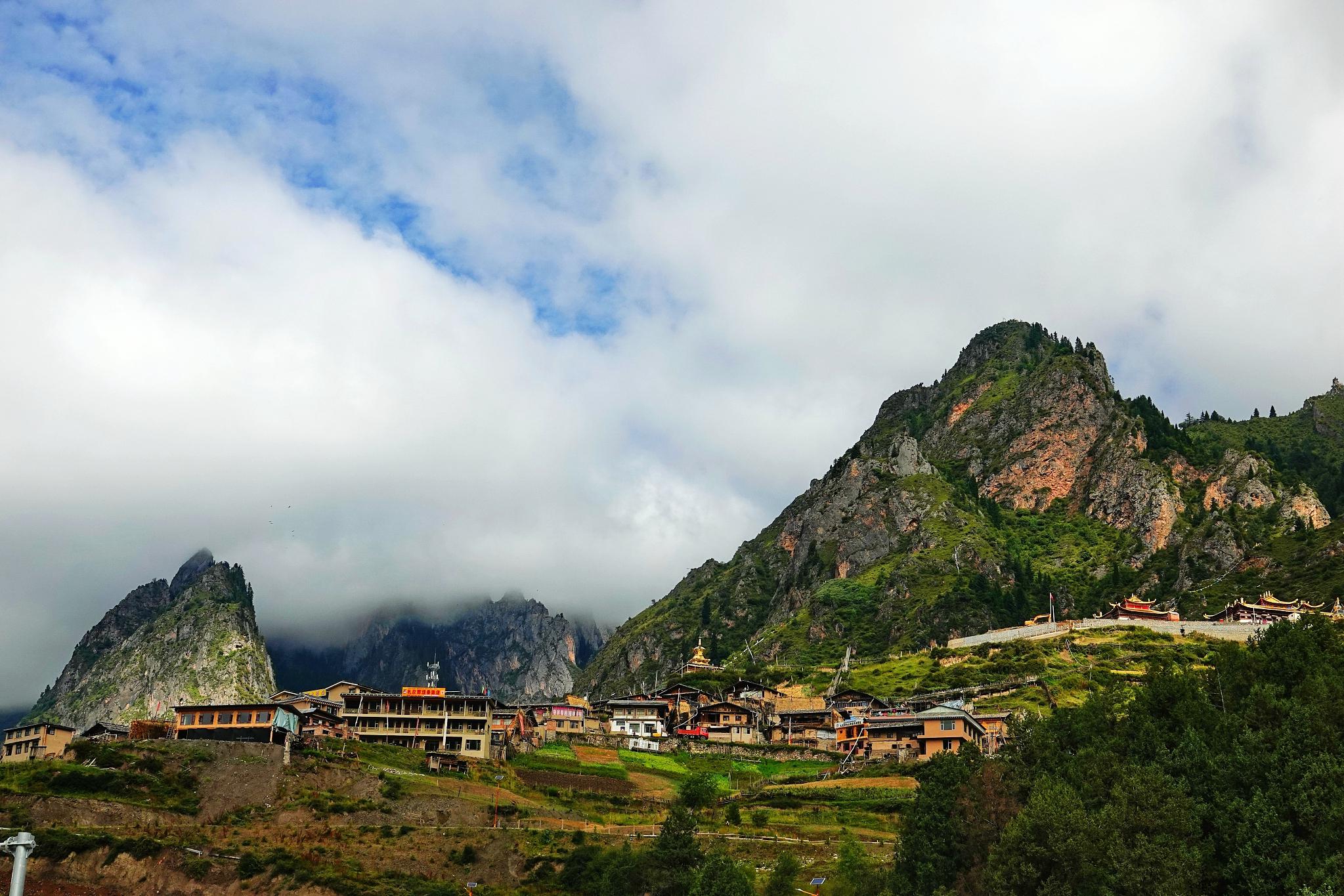 扎尕那景区,值得一去 扎尕那景区海拔平均3000米以上,最高海拔达到了