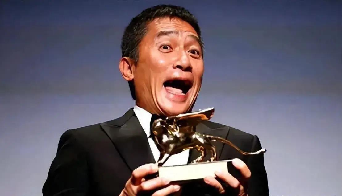 梁朝伟凭借精湛演技和出色作品获得金鸡奖最佳男主角,但在颁奖礼上却