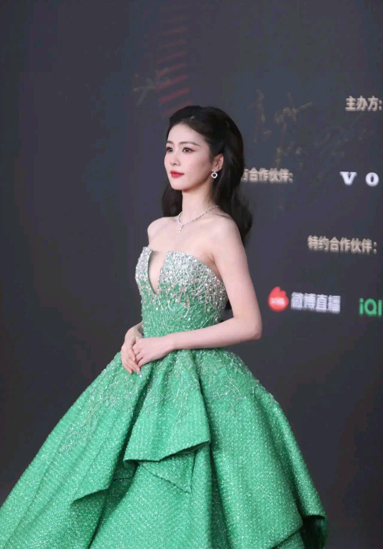 星光大赏红毯盛宴:女明星们的争艳时刻 在星光大赏的红毯活动中,女