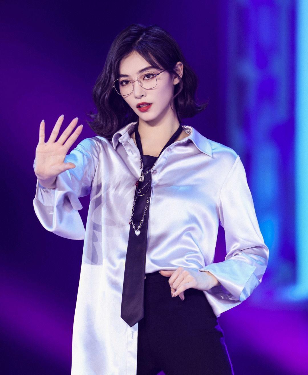 许佳琪(kiki),一位年仅28岁的新生代女星,以其卓越的舞蹈和歌唱才华