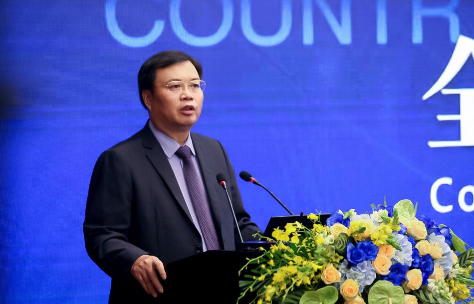 碧桂园四位高管自降薪,年薪300万降至1万月薪 早前,碧桂园四位高管