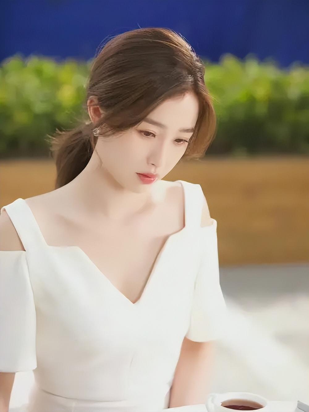 虞书欣形象翻车 虞书欣最新造型翻车,身穿镂空裙暴露肚子,被网友吐槽