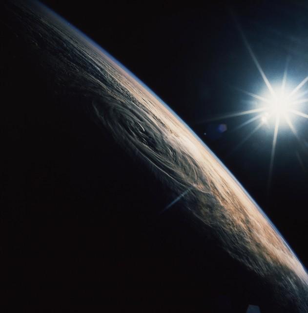《星际穿越》:爱与时间的穿越 《星际穿越》中,诺兰通过永恒号的漂亮