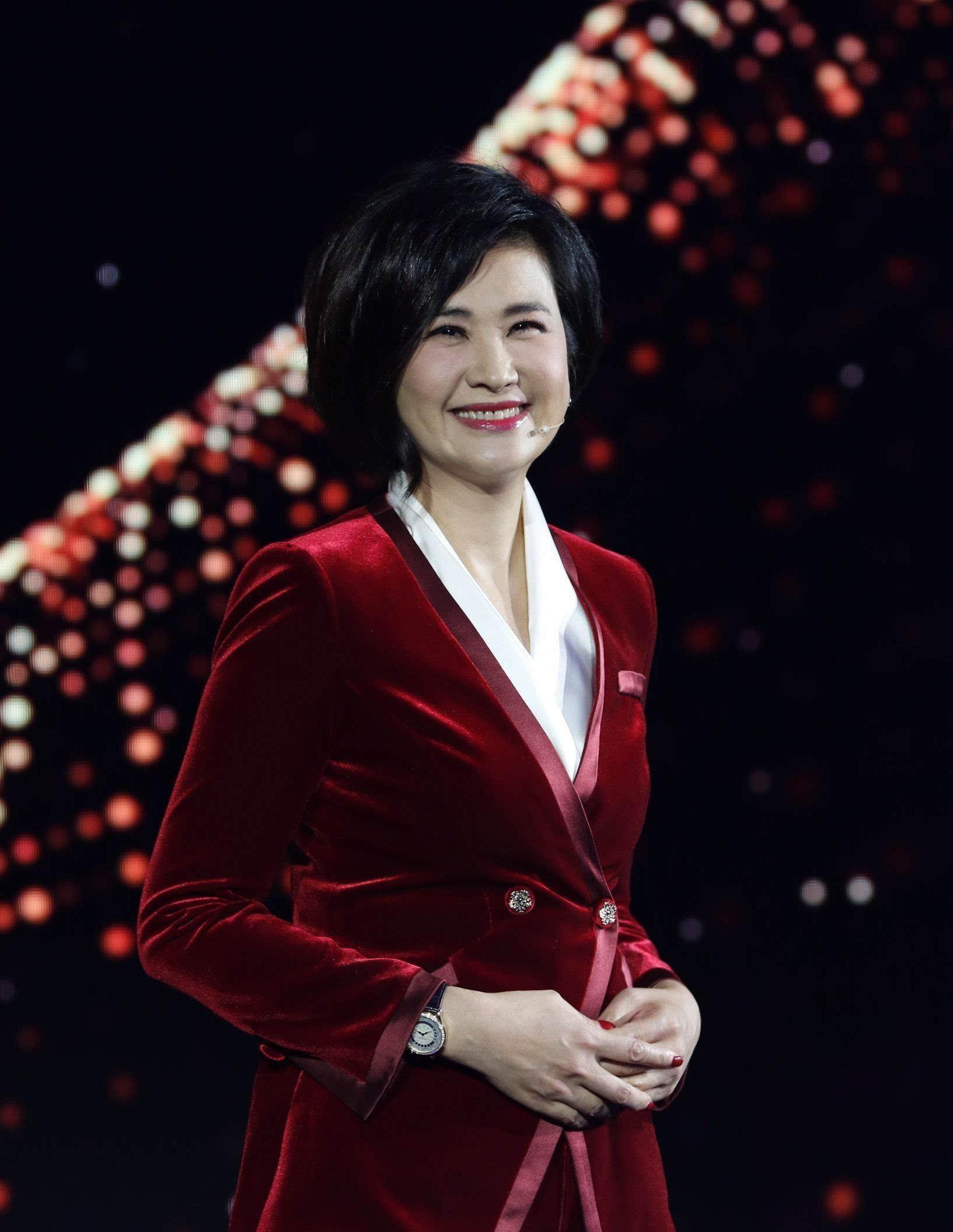 吴小莉:家庭关系复杂,有两个妈妈 吴小莉是一个家庭关系复杂的人,她有