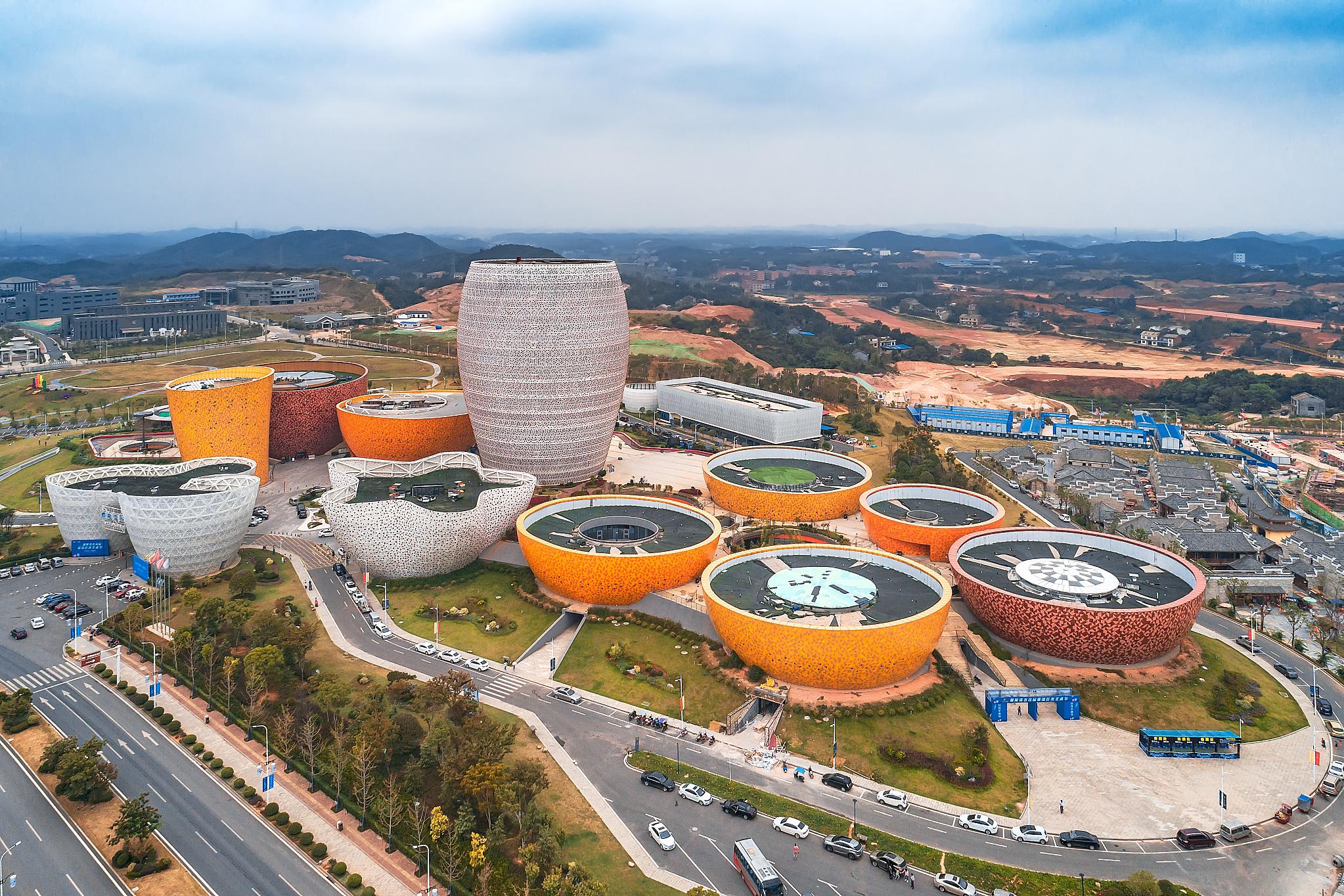 探访中国陶瓷之都——景德镇 景德镇,位于中国江西省的东北部,是一座