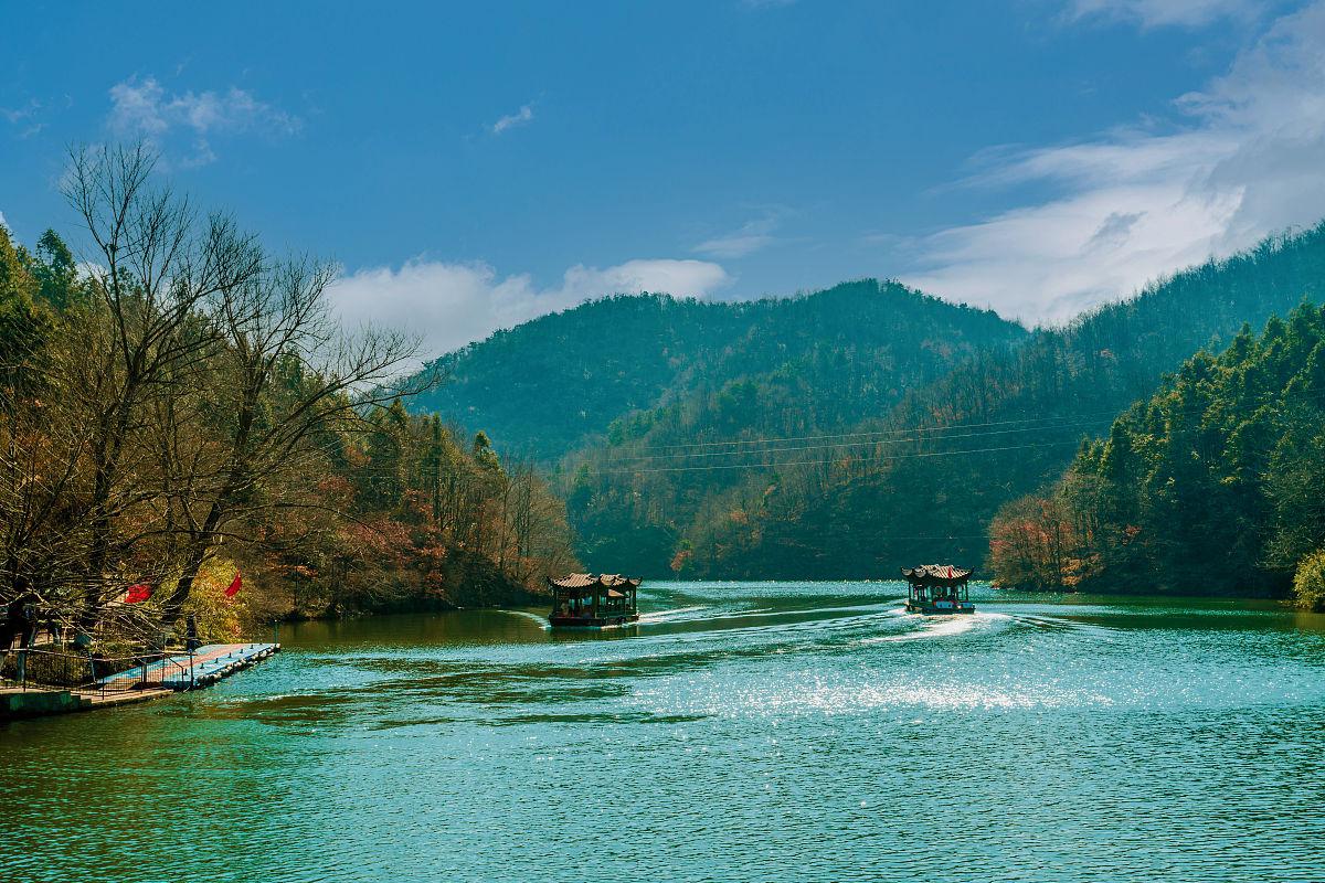 湖北木兰天池四季如画 坐落在湖北省黄冈市的木兰天池景区,以其独特的