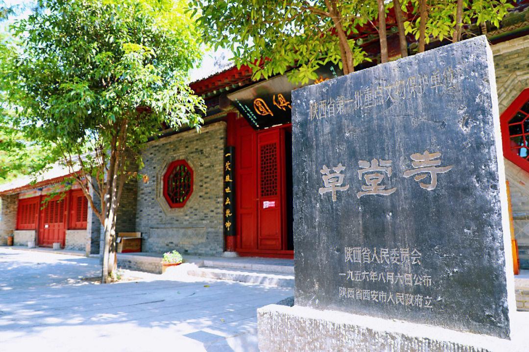 终南山旅游景点介绍 终南山位于中国陕西省的西南部,座落在长安区和