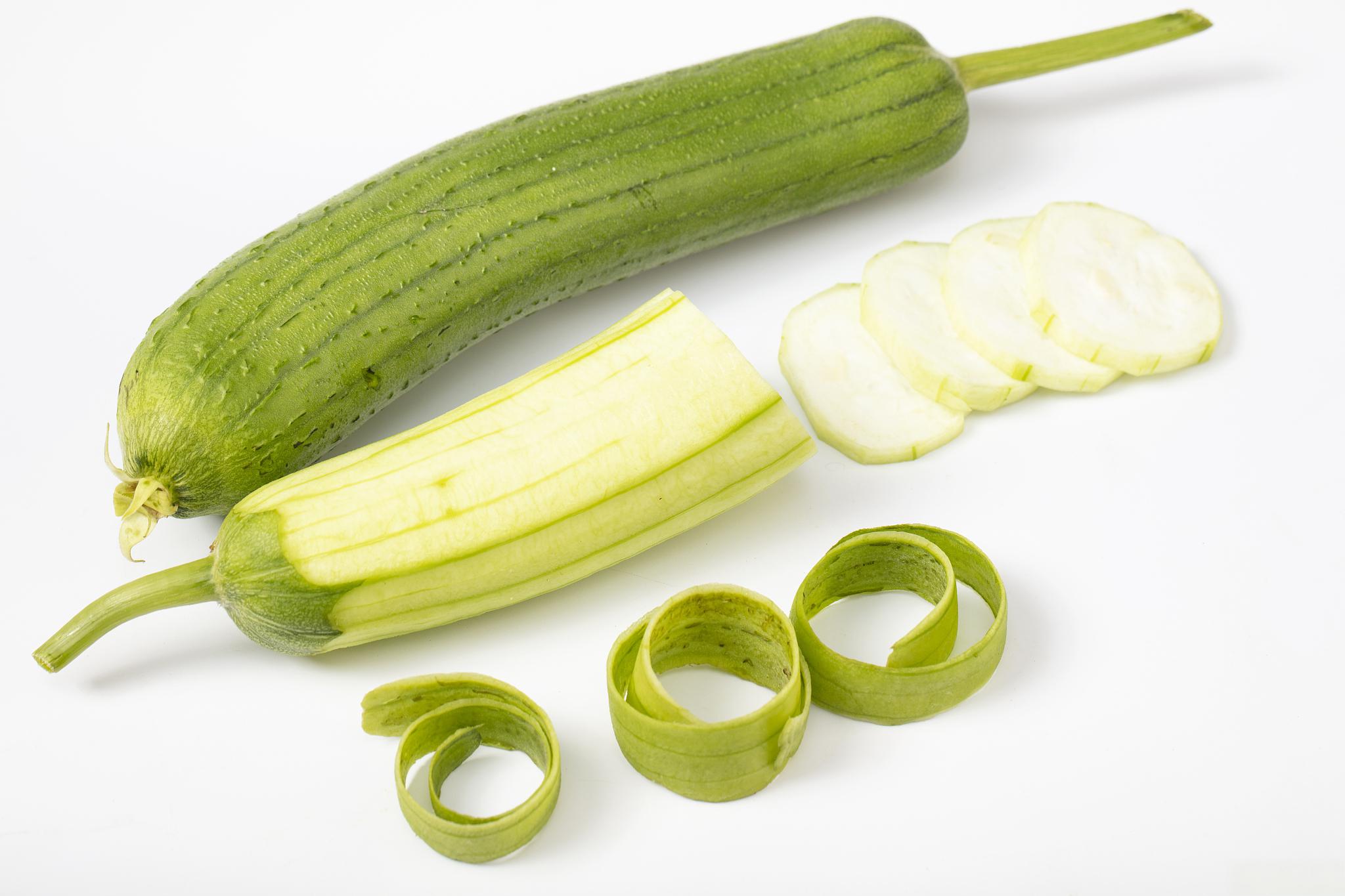 丝瓜的保存方法和营养价值 丝瓜是一种常见的瓜类蔬菜,广泛种植于亚洲