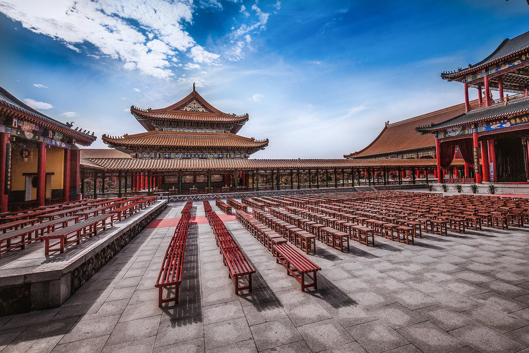 的拍摄基地,又是旅游胜地,这就是被誉为"中国好莱坞"的浙江横店影视城