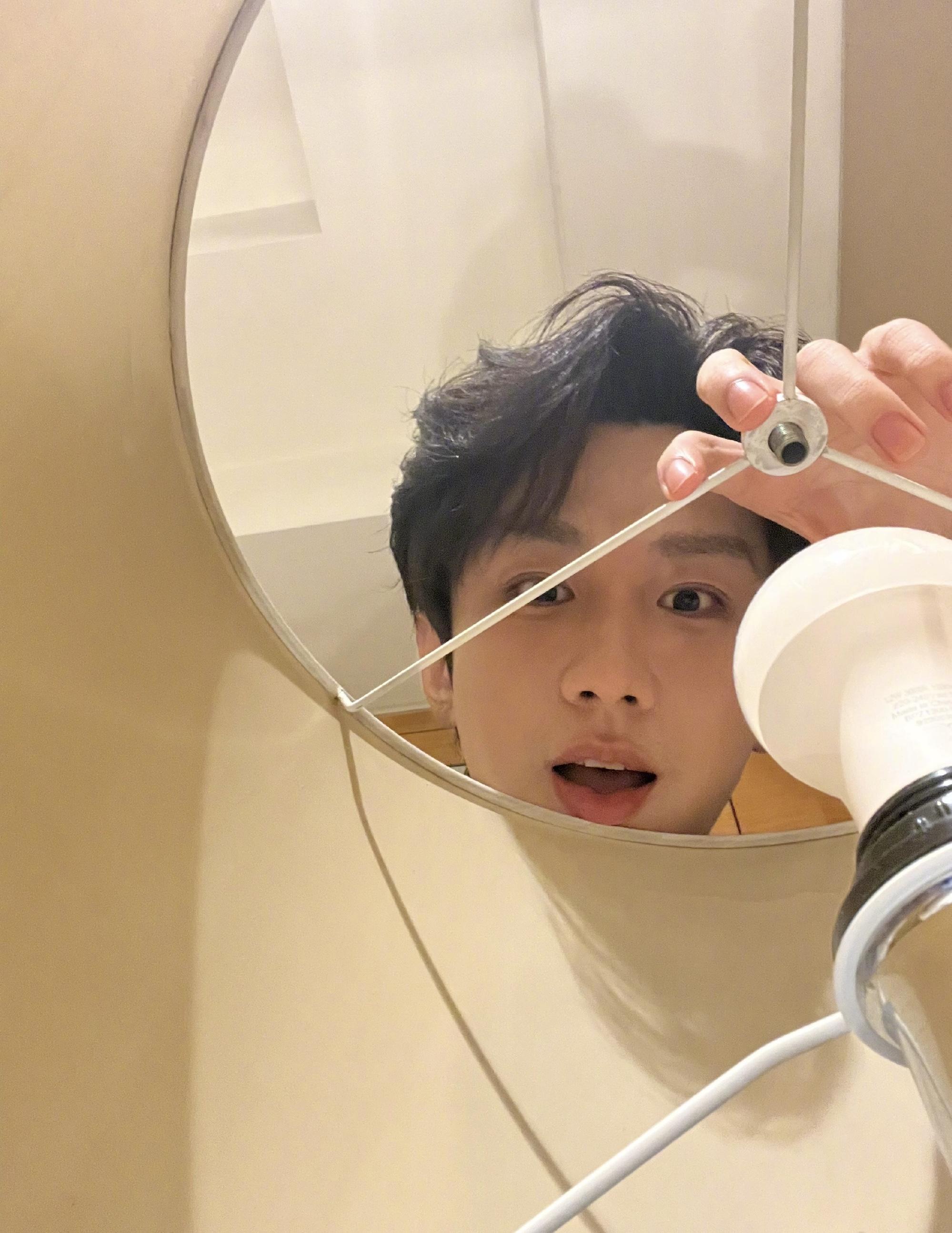 成毅的可爱憨憨气质 成毅在社交平台上发布自拍,配文"自拍过程→_→"