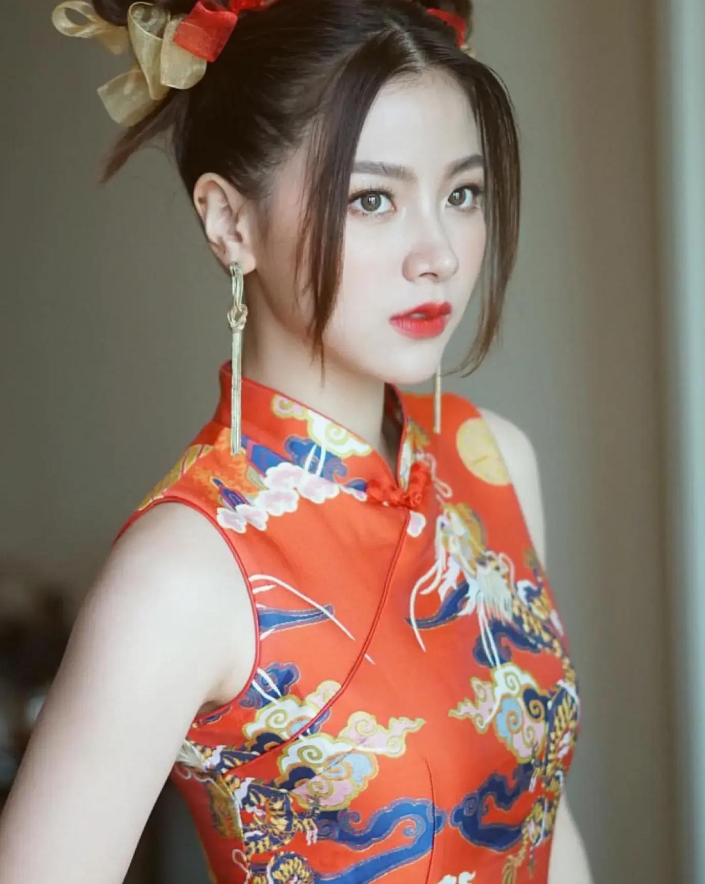 baifern:绝美容颜的未来之星 baifern是泰国娱乐圈的新星,以其出色的