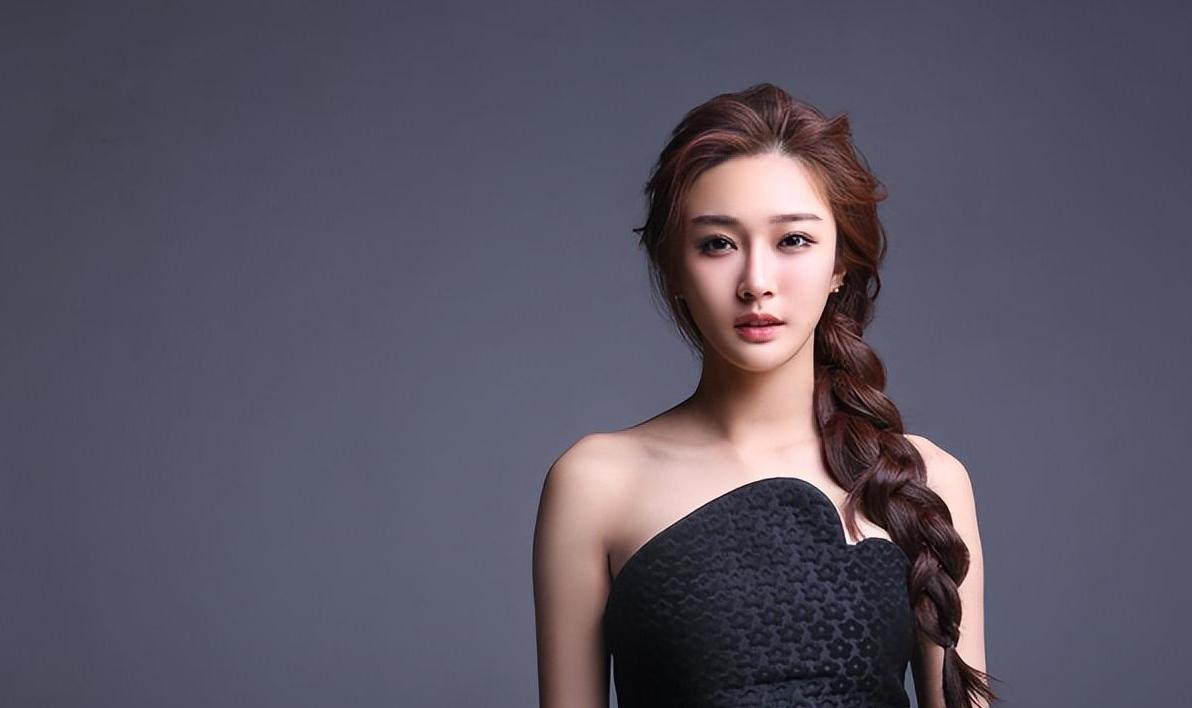 陈冰与陈牧驰的恋情引发了人们对姐弟恋和男性身材审美的思考和讨论